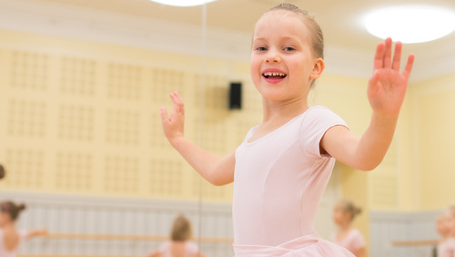 Tyttö tanssii satubaletti tunnilla